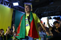 Le sénateur de droite et candidat du Parti libéral (PL) à la présidentielle, Flavio Bolsonaro, lors d'un rassemblement avant le second tour de l'élection, le 14 octobre 2026 à Porto Alegre, au Brésil - © AFP - SILVIO AVILA Le sénateur de droite et candidat du Parti libéral (PL) à la présidentielle, Flavio Bolsonaro, lors d'un rassemblement avant le second tour de l'élection, le 14 octobre 2026 à Porto Alegre, au Brésil - © AFP - SILVIO AVILA