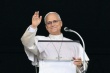 Le pape Léon XIV salue la foule depuis la fenêtr - © AFP