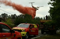 Un avion de la sécurité civile DASH verse du liquide retardateur sur la forêt en feu, Luglon, le 15 août 2026 - © AFP - Gaizka IROZ