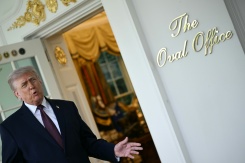 Le président américain Donald Trump parle à la presse à l'extérieur du Bureau ovale de la Maison Blanche, le 13 avril 2026 à Washington - © AFP - Brendan SMIALOWSKI