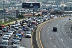 Embouteillage sur une autoroute à l'entrée de la ville de Saïda, dans le sud d Liban, le 17 avril 2026, alors que des déplacés rentrent chez eux - © AFP - -