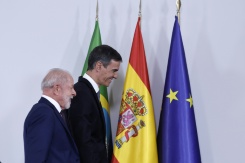 Le président brésilien Luiz Inacio Lula da Silva (à gauche) et le Premier ministre espagnol Pedro Sanchez, le 17 avril 2026 à Barcelone
 - © AFP - Oscar DEL POZO