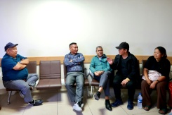 Damu Sherpa, à droite, l'épouse du guide népalais Dawa Sherpa, en compagnie de proches à l'hôpital de Katmandou au Népal le 4 juin 2026 - © AFP - PRABIN RANABHAT