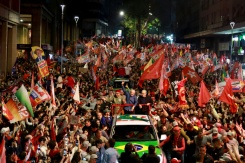 Le président sortant et candidat à la présidentielle, Luiz Inácio Lula da Silva (c), du Parti des travailleurs (PT), salue des sympathisants lors d'un rassemblement de campagne avant le second tour de l'élection, le 20 octobre 2026 à Porto Alegre, dans l'État du Rio Grande do Sul, au Brésil - © AFP - SILVIO AVILA