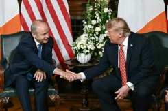 Le président américain Donald Trump (D) et le Premier ministre irlandais Micheál Martin, le 12 septembre 2026 à Dublin   - © AFP - Brendan SMIALOWSKI