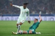 Michael Olise tente d'échapper à un défens - © AFP
