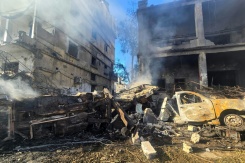 Des bâtiments et des véhicules détruits après une frappe aérienne israélienne sur Tyr, dans le sud du Liban, le 28 mai 2026 - © AFP - KAWNAT HAJU
