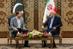 Photo fournie par l’Agence de presse de l’Assemblée consultative islamique (ICANA) montrant le président du Parlement iranien Mohammad Bagher Ghalibaf (à droite) et le chef de l’armée pakistanaise Asim Munir à Téhéran le 23 mai 2026 - © ICANA NEWS AGENCY/AFP - - Photo fournie par l’Agence de presse de l’Assemblée consultative islamique (ICANA) montrant le président du Parlement iranien Mohammad Bagher Ghalibaf (à droite) et le chef de l’armée pakistanaise Asim Munir à Téhéran le 23 mai 2026 - © ICANA NEWS AGENCY/AFP - -