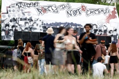 Des participants à une free party sur un site militaire à Cornusse, près de Bourges, le 2 mai 2026 - © AFP - Kenzo TRIBOUILLARD