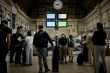 Des voyageurs attendant leurs trains en gare Saint - © AFP