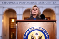 L'ancienne secrétaire d'État américaine Hillary Clinton s'adresse à la presse après sa déposition devant la commission de surveillance de la Chambre des représentants, dans le cadre de l'enquête sur ses liens avec le délinquant sexuel condamné Jeffrey Epstein, à Chappaqua, dans l'État de New York, le 26 février 2026 - © AFP - CHARLY TRIBALLEAU