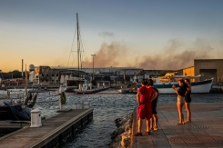 Un bâtiment de l'entreprise Catana, qui produit des catamarans, en feu à Canet-en-Roussillon, le 2 juillet 2026 - © AFP - Jc Milhet Un bâtiment de l'entreprise Catana, qui produit des catamarans, en feu à Canet-en-Roussillon, le 2 juillet 2026 - © AFP - Jc Milhet