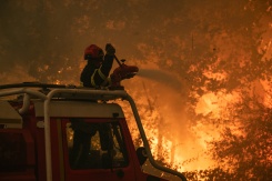 Photographie prise le 24 juillet 2026 par le caporal-chef Damien Rembert du SDIS33 montrant des pompiers luttant contre le feu près de Saumos et de Sainte-Hélène, au nord-ouest de Bordeaux - © SDIS33 - Caporal-chef Damien Rembert/AFP - Handout Photographie prise le 24 juillet 2026 par le caporal-chef Damien Rembert du SDIS33 montrant des pompiers luttant contre le feu près de Saumos et de Sainte-Hélène, au nord-ouest de Bordeaux - © SDIS33 - Caporal-chef Damien Rembert/AFP - Handout