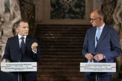 Le président français Emmanuel Macron (g) lors d’une conférence de presse conjointe avec le chancelier allemand Friedrich Merz (d) au château d’Augustusburg, à l’occasion du 26e conseil des ministres franco-allemand à Brühl, dans l’ouest de l’Allemagne, le 17 juillet 2026 - © AFP - Ludovic MARIN Le président français Emmanuel Macron (g) lors d’une conférence de presse conjointe avec le chancelier allemand Friedrich Merz (d) au château d’Augustusburg, à l’occasion du 26e conseil des ministres franco-allemand à Brühl, dans l’ouest de l’Allemagne, le 17 juillet 2026 - © AFP - Ludovic MARIN