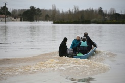 Des résidents de Tonneins dans le Lot-et-Garonne évacués en raison de la crue de la Garonne, le 13 féverier 2026 - © AFP - Christophe ARCHAMBAULT