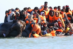 Des migrants montent à bord d'une embarcation de passeurs pour tenter de traverser la Manche au large de la plage de Gravelines, dans le nord de la France, le 29 juillet 2026 - © AFP/Archives - Francois LO PRESTI