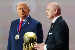 Donald Trump (à gauche) recevant le prix de la Paix de la Fifa des mains de Gianni Infantino le 5 décembre 2025 au Kennedy Center de Washington lors du tirage au sort de la Coupe du monde 2026 de football - © POOL/AFP - Jia Haocheng