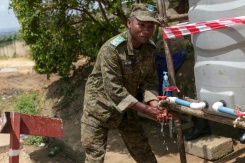 Un soldat des Forces armées de la République démocratique du Congo (FARDC) se lave les mains à l'entrée de l'aéroport de Bunia (RDC), alors qu'une épidémie d'Ebola est en cours dans la région, le 21 mai 2026 - © AFP - Seros MUYISA Un soldat des Forces armées de la République démocratique du Congo (FARDC) se lave les mains à l'entrée de l'aéroport de Bunia (RDC), alors qu'une épidémie d'Ebola est en cours dans la région, le 21 mai 2026 - © AFP - Seros MUYISA