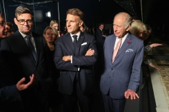 Le roi Charles III du Royaume-Uni (à droite), le président français Emmanuel Macron (au centre) et le Premier ministre britannique Andy Burnham lors de l'avant-première de l'exposition sur la tapisserie de Bayeux, au British Museum de Londres, le 2 septembre 2026 - © POOL/AFP - Ludovic MARIN Le roi Charles III du Royaume-Uni (à droite), le président français Emmanuel Macron (au centre) et le Premier ministre britannique Andy Burnham lors de l'avant-première de l'exposition sur la tapisserie de Bayeux, au British Museum de Londres, le 2 septembre 2026 - © POOL/AFP - Ludovic MARIN