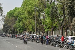 Des motocyclistes et des automobilistes font la queue pour prendre de l'essence à Dacca, le 8 mars 2026 au Bangladesh - © AFP - Munir UZ ZAMAN