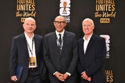 Le sélectionneur des Bleus Didier Deschamps (D), accompagné de son adjoint Guy Stéphan (G), et du président de la Fédération française de football (FFF), Philippe Diallo (C), à leur arrivée au Kennedy center, pour le tirage au sort du Mondial-2026, le 5 décembre 2025 à Washington DC - © AFP - Roberto SCHMIDT