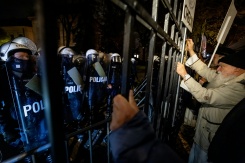 Des manifestants à Varsovie devant la Cour constitutionnelle polonaise, le 30 octobre 2026 - © AFP - Wojtek RADWANSKI