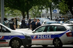 Des policiers et soldats près du lieu où un jeune homme a été abattu dans un quartier populaire de Nantes, le 4 juin 2026 en Loire-Atlantique - © AFP - Loic VENANCE