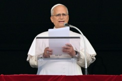Le pape Léon XIV lors de la prière de l’Angélus, place Saint-Pierre, au lendemain de son retour au Vatican après une intervention chirurgicale, le 18 octobre 2026 - © AFP - Tiziana FABI