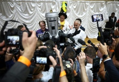 Le comte Tête-de-Poubelle (C) pose avec les autres candidats après la proclamation des résultats de l'élection partielle de Clacton au Clacton Leisure Centre, dans l'est de l'Angleterre, le 14 août 2026 - © AFP - Henry NICHOLLS Le comte Tête-de-Poubelle (C) pose avec les autres candidats après la proclamation des résultats de l'élection partielle de Clacton au Clacton Leisure Centre, dans l'est de l'Angleterre, le 14 août 2026 - © AFP - Henry NICHOLLS