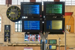 Les écrans indiquant les arrivées et départs à la gare de Marseille le 10 juin 2026, lors d'une grève nationale de 24 heures - © AFP - MIGUEL MEDINA Les écrans indiquant les arrivées et départs à la gare de Marseille le 10 juin 2026, lors d'une grève nationale de 24 heures - © AFP - MIGUEL MEDINA