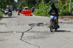 Une route endommagée après un puissant séisme à General Santos, aux Philippines, le 9 juin 2026 - © AFP - Jam STA ROSA