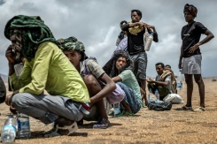 Des migrants éthiopiens se reposent, le 12 avril 2026, dans une zone désertique de Djibouti après avoir reçu de l'aide de la part de l'Organisation internationale pour les Migrations (OIM) - © AFP - Luis TATO
