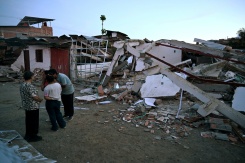 Des personnes se rassemblent devant une maison détruite à la suite d'un séisme à El Cairo, en Colombie, le 11 août 2026 - © AFP - Raul ARBOLEDA Des personnes se rassemblent devant une maison détruite à la suite d'un séisme à El Cairo, en Colombie, le 11 août 2026 - © AFP - Raul ARBOLEDA