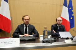 Le député UDR Charles Alloncle (g) et le président de la commission d'enquête parlementaire sur l'audiovisuel public, Jérémie Patrier-Leitus (Horizons), à l'Assemblée nationale, le 2 février 2026 à Paris - © AFP/Archives - Thomas SAMSON