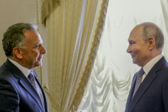 Sur cette photo de groupe diffusée par l'agence d'État russe Sputnik, le président russe Vladimir Poutine (D) salue l'envoyé spécial américain Steve Witkoff lors de leur rencontre à Saint-Pétersbourg le 21 octobre 2026 - © POOL/AFP - Gavriil GRIGOROV Sur cette photo de groupe diffusée par l'agence d'État russe Sputnik, le président russe Vladimir Poutine (D) salue l'envoyé spécial américain Steve Witkoff lors de leur rencontre à Saint-Pétersbourg le 21 octobre 2026 - © POOL/AFP - Gavriil GRIGOROV