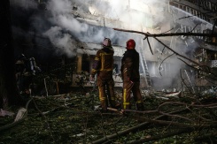 Des pompiers sur le site d'une frappe de missile russe contre un immeuble résidentiel à Kiev, le 14 octobre 2026 en Ukraine - © AFP - Genya SAVILOV