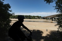 Un cycliste le long de la Loire en partie asséchée à Orléans le 20 juillet 2026 - © AFP/Archives - Alain JOCARD Un cycliste le long de la Loire en partie asséchée à Orléans le 20 juillet 2026 - © AFP/Archives - Alain JOCARD