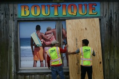 Des ouvriers barricadent la devanture d'un magasin à Pensacola Beach, avant l'arrivée de l'ouragan Isaias, le 9 octobre 2026 en Floride - © AFP - RONALDO SCHEMIDT