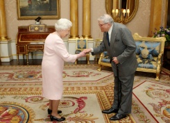 David Hockney et la reine Elizabeth II à Buckingham Palace le 22 mai 2012 - © AFP/Archives - Steve Parsons