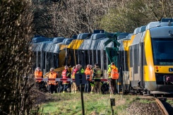 Des secouristes sur le site d'une collision entre deux trains entre les villes de Hillerod et de Kagerup, au nord de Copenhague, le 23 avril 2026 au Danemark - © Ritzau Scanpix/AFP - Steven Knap