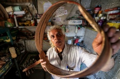 Le luthier palestinien Souhail Abou Chawich dans son atelier de réparation d'ouds, au camp de réfugiés de Nousseirat, dans le centre de la bande de Gaza, le 23 juin 2026 - © AFP - Eyad Baba