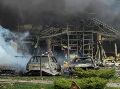 Un secouriste éteint un incendie à Zaporijjia après une frappe russe, le 5 mai 2026 en Ukraine - © AFP - Darya NAZAROVA
