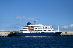 Le navire de croisière MV Hondius, touché par un foyer d'hantavirus, est amarré dans le port de Granadilla de Abona, sur l'île de Ténérife, dans les îles Canaries (Espagne), le 11 mai 2026 - © AFP/Archives - JORGE GUERRERO