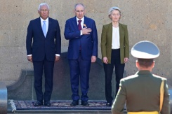 De g. à d.: le Premier ministre arménien Nikol Pachinian, la présidente de la Commission européenne Ursula von der Leyen et le président du Conseil européen Antonio Costa assistent au sommet Arménie-Union européenne à Erevan, le 5 mai 2026 - © AFP - KAREN MINASYAN