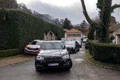 La délégation américaine quitte en voiture la résidence de l'ambassadeur d'Oman à Genève, où se déroulent les négociations nucléaires indirectes entre les États-Unis et l'Iran, le 17 février 2026 - © AFP - Robin MILLARD