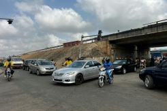 Des automobilistes à Cotonou après que des militaires ont annoncé à la télévision publique du Bénin avoir "démis de ses fonctions" le président Patrice Talon, le 7 décembre 2025 - © AFP - - Des automobilistes à Cotonou après que des militaires ont annoncé à la télévision publique du Bénin avoir "démis de ses fonctions" le président Patrice Talon, le 7 décembre 2025 - © AFP - -