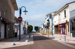 La rue principale d'Andernos-les-Bains, en Gironde, déserte le 30 juillet 2026 - © AFP - Olivier MORIN La rue principale d'Andernos-les-Bains, en Gironde, déserte le 30 juillet 2026 - © AFP - Olivier MORIN