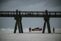 Un véhicule de sauveteurs patrouille sur la plage à Pensacola Beach à l'approche de l'ouragan Isaias, le 9 octobre 2026 en Floride - © AFP - RONALDO SCHEMIDT