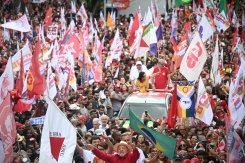 Le président sortant et candidat à la présidentielle du Parti des travailleurs (PT), Luiz Inácio Lula da Silva, lors d'un rassemblement de campagne avant le second tour de l'élection, le 16 octobre 2026 à Juiz de Fora, dans l'État du Minas Gerais, au Brésil - © AFP - MAURO PIMENTEL Le président sortant et candidat à la présidentielle du Parti des travailleurs (PT), Luiz Inácio Lula da Silva, lors d'un rassemblement de campagne avant le second tour de l'élection, le 16 octobre 2026 à Juiz de Fora, dans l'État du Minas Gerais, au Brésil - © AFP - MAURO PIMENTEL