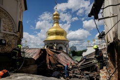 Des pompiers sur le toit de la cathédrale de la Dormition endommagée par un incendie, dans le complexe orthodoxe de la Laure des Grottes de Kiev après une frappe de missiles et de drones russes, le 15 juin 2026 - © AFP - Tetiana DZHAFAROVA